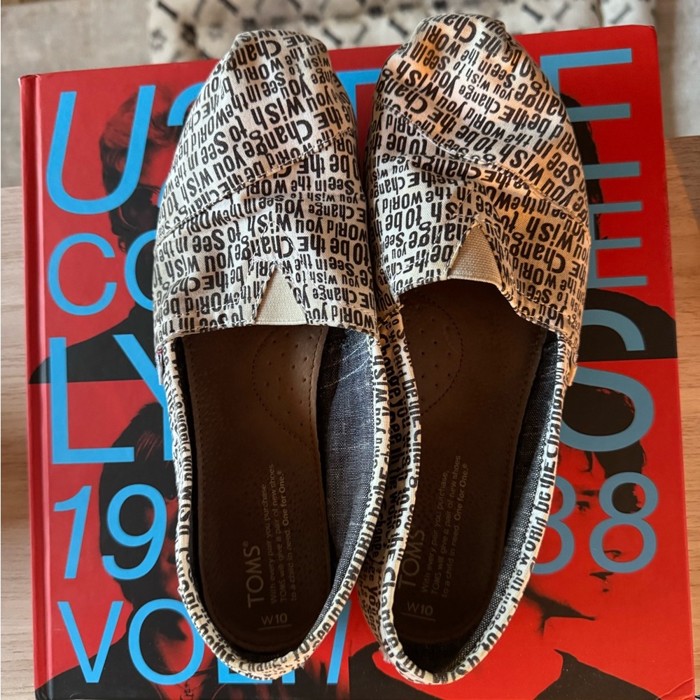 TOMS Women's Text Print Flats in Black and White